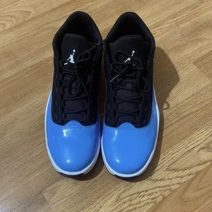 Jordan Max Aura 2 Black University Blue
